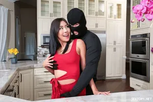 Người phụ nữ xinh đẹp trong bộ sườn xám! Nhận phòng khách sạn và quan hệ tình dục với bạn tình! Cô ấn đầu, ngậm sâu miệng vào, chủ động cưỡi lên, xoay vòng eo thon thả, nhấc chân lên đẩy vào âm hộ rồi đụ thật mạnh...