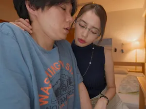 Vẻ đẹp trong sáng và cao quý quyến rũ trần trụi phô bày trên ghế rộng mở...