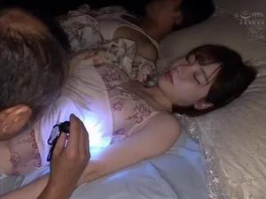 Liếc mắt đưa tình với chú công nhân độc thân