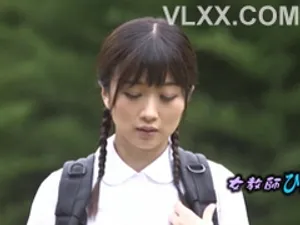 Phòng tắm đang tắm trong khi đang quan hệ với một con chó cái nhỏ