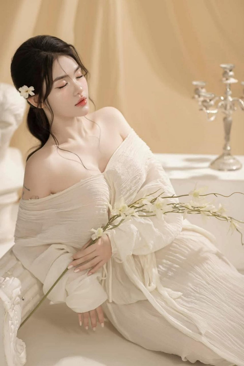 Anh có muốn quan hệ tình dục với em không? Chèn trơn tru vào cái lồn nhỏ đang dâm đãng